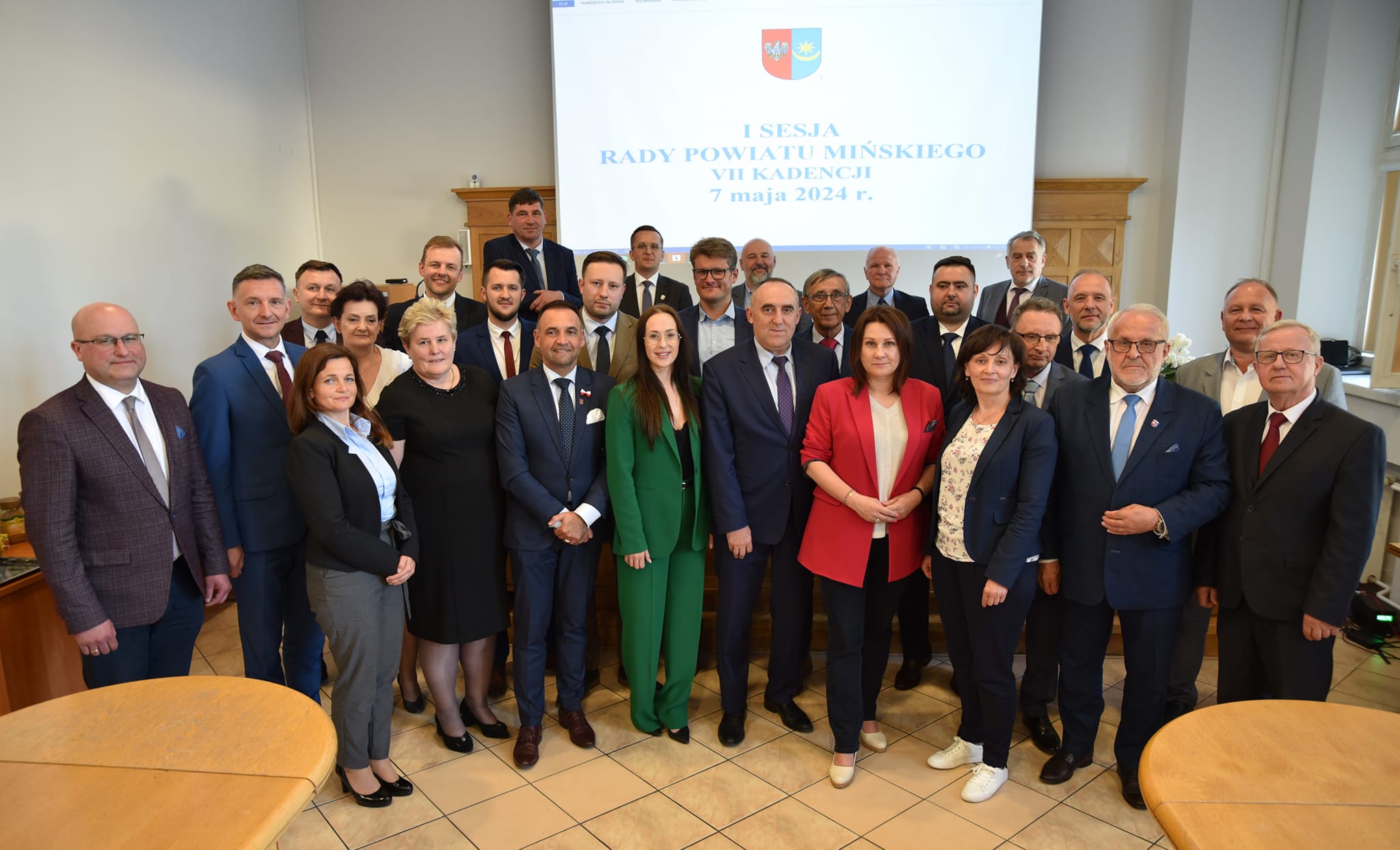 zdjęcie przedstawiające 27 radnych Rady Powiatu Mińskiego