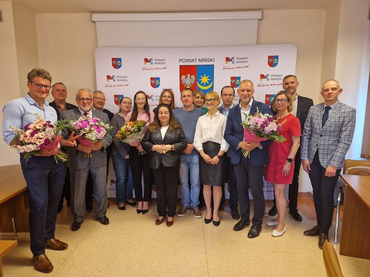 zdjęcie przedstawiające przekazanie dotychcasowych obowiązków nowemu staroście i wicestaroście 