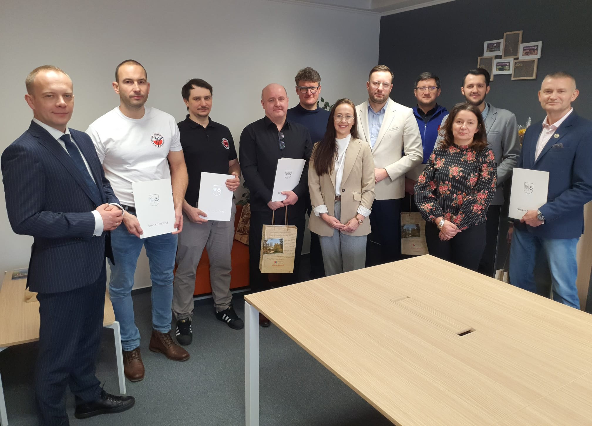 Zarząd Powiatu Mińskiego wraz z trenerami sportowymi Zarząd Powiatu Mińskiego wraz z trenerami sportowymi