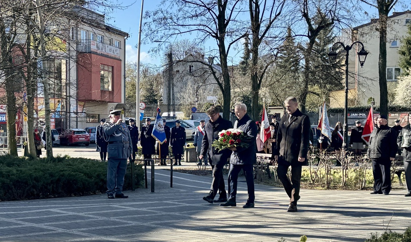 Uroczyste złożenie kwiatów Uroczyste złożenie kwiatów